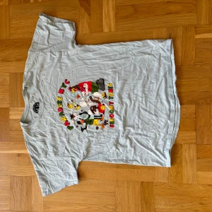 Paradise NYC ”Shroomy Tunes” - T-shirt från Sean Pablos märke Paradise NYC. Sparsamt använd så i väldigt fint skick. Size L