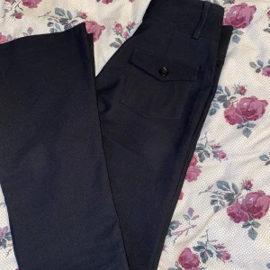 Kostymbyxor  - Jättesnygga lågmidjade bootcut kostymbyxor som tyvärr inte kommer till användning längre, som nya 💗