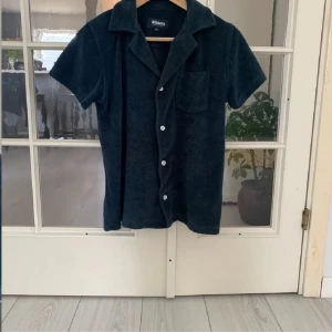 (Så gott som ny) - Hej! säljer nu en riktigt snygg frotté tröja från det kända märket Nikeben, storlek 14y vilket mostavarar 14-16 i ålder. Ny pris: 999kr Mitt pris: 230krkr!