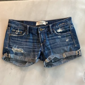 Lågmidjade jeans shorts  - Ett par jättefina lågmidjade jeans shorts!! 