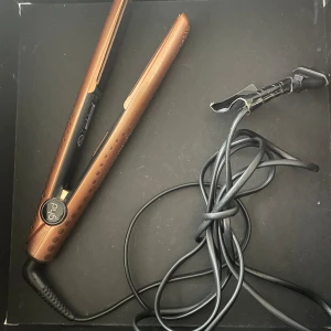 GHD plattång  - GHD plattång i färgen Rosé. Använd men i bra skick. 