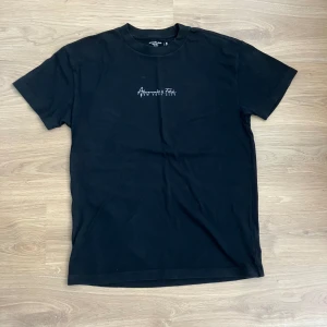 T-shirt Abercrombie and fitch - Säljer en t-shirt Abercrombie and fitch