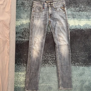 Replay Anbass - Tjenare! Säljer dessa feta jeansen med passform slimfit men sköna slitningar. Säljs endast för att de ej passar längre. (28/32)