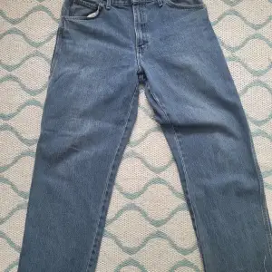 Ett par riktigt coola dickies jeans som jag köpt second hand. Använt sällan. Står 34x34 men de är nerklippta så är typ 32. 105/midja 44/24 i benbredd vid fötterna 