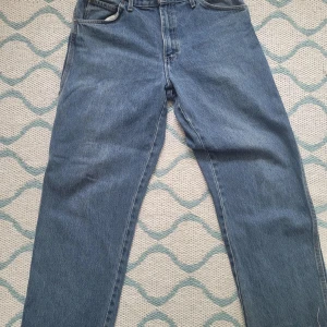 Dickies jeans - Ett par riktigt coola dickies jeans som jag köpt second hand. Använt sällan. Står 34x34 men de är nerklippta så är typ 32. 105/midja 44/24 i benbredd vid fötterna 