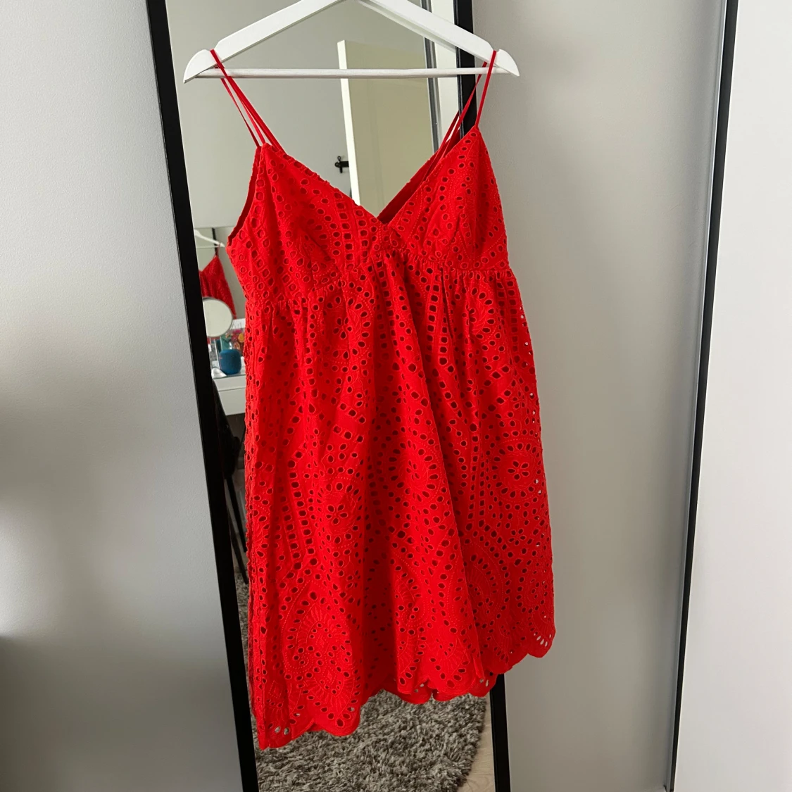 Röd klänning broderi anglaise