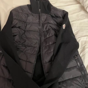 Moncler cardigan - Tjena en moncler cardigan som har blivit för liten för mig den är i storlek L men passar M