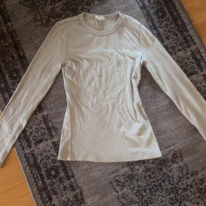 Pastellgrön långärmad tröja  - Köpt på Gina, ribbad och ganska fin och skön.