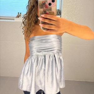 Topp -  En silvrig fest topp som är perfekt till ett finare tillfälle. Toppen är oanvänd och helt ny. För mer info skriv privat 
