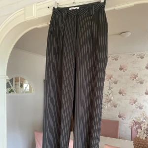 Kostymbyxor  - Randiga kostymbyxor i bra skick, använda fåtal gånger🖤