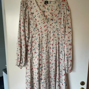 Blommig klänning - Satinklänning från Veromoda i storlek L Jätte fint skick, enstaka gång använd 💕