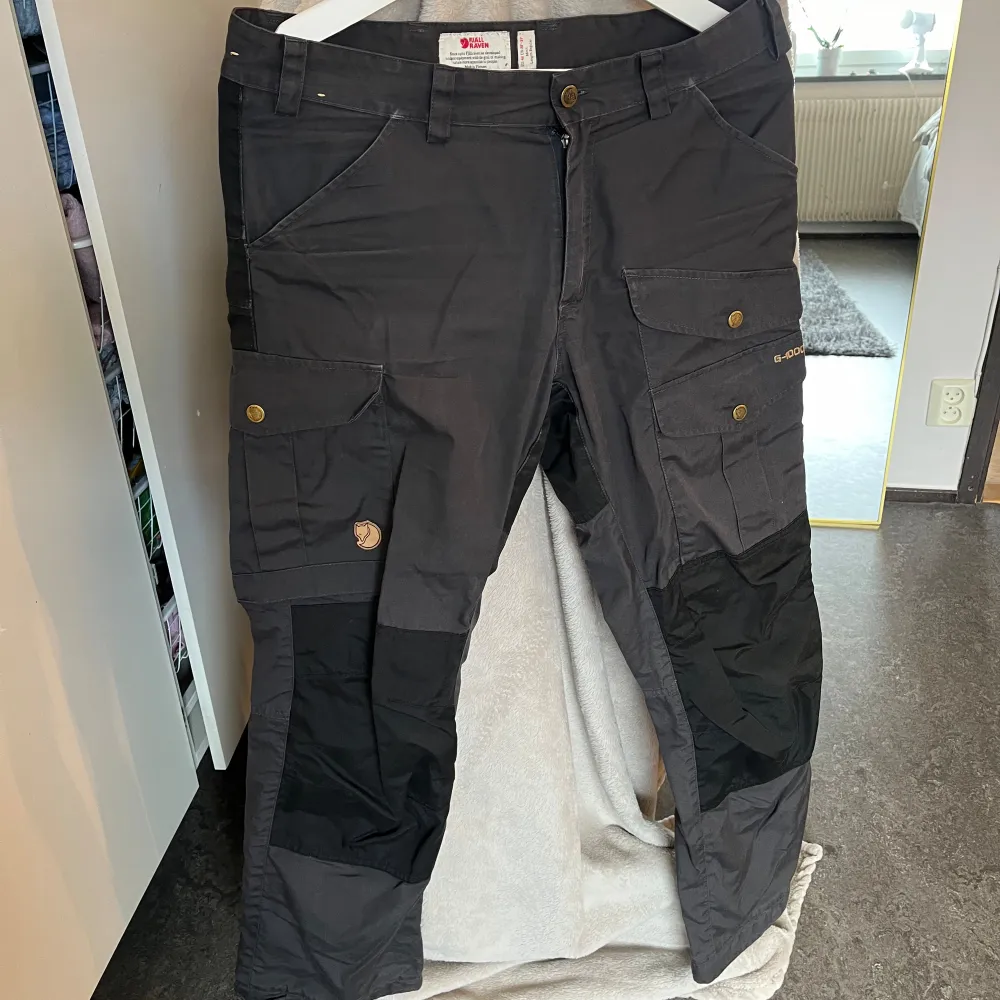 Fjällräven byxor herr nypris 1800. Dom är lite urtvättade.. Jeans & Byxor.