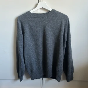 Oscar jacobson tröja - Säljer en kashmir tröja från Oscar Jacobson. Den är i storlkek S men passar även M. Den är i fint skick. Hör av dig vid funderingar.