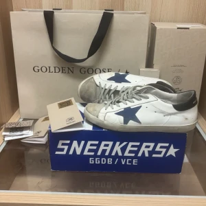 Golden Goose Superstar - Säljer dessa sjukt snygga Golden Goose Superstar.  Skick:6/10 behöver en rejäl tvätt 😅 Storlek: 41 men passar 42 utan problem.   Låda, dustbag, passport följer med.  Givetvis äkta! Om ni vill lägga L/C är de ba o fråga om fler bilder 🙌!