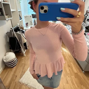 Söt glittertopp 💘 - En jätesöt glittrig topp ifrån h&m i storlek XS. Passar perfekt till sommaren eller fest, den är i ett jättebra skick!! 🤍 Pris kan såklart diskuteras 🫶🏼