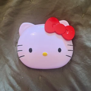 Hello kitty spegel med en kam - Den är köpt i Filippinerna, perfekt att ha som en smink spegel i väskan🌸💫