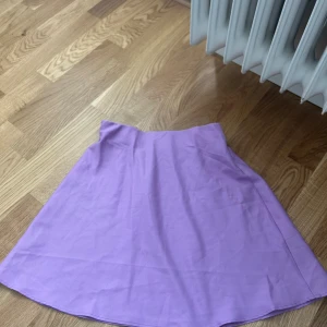 Lila kjol - Säljer en lila oanvänd kjol från ginatricot i storlek xs. 