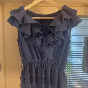 Volangblus  - Säljer denna jättefina volangblus från Hm. Vet inte riktigt om den är blå eller lila, men en blandning skulle jag nog säga💞