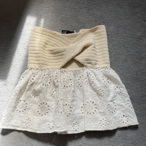 Sommar topp från Zara - Fin sommar topp från zara som är perfekt nu till sommaren. Köpt för 329kr kom med egna prisförslag! 