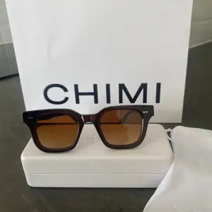 Säljer dessa chimi solglasögonen modell 04 färgen Brown, har endast använt dem en gång så dem är i nyskick, priset går att diskutera vid snabb affär! Man får me låda, dustpåse, fodralet och rengöringsduk och även chimi påse om man vill🤍