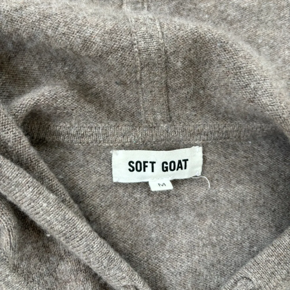 Säljer nu denna otroligt eftertraktade zip hoodien ifrån Soft Goat. Tröjan är i bra skick utan några skavanker - Storlek: M - Nypris: 3400 kr - Hör av er vid minsta fråga eller fundering :). Stickat.