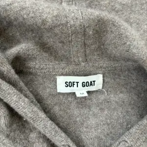 Säljer nu denna otroligt eftertraktade zip hoodien ifrån Soft Goat. Tröjan är i bra skick utan några skavanker - Storlek: M - Nypris: 3400 kr - Hör av er vid minsta fråga eller fundering :)