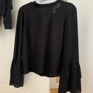 Blus  - Jag säljer min fina blus i storlek 34/ Xs-S kan säga passar oxkså M