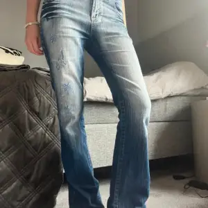 Super coola unika fjärils jeans med broderier på. super bra skick, använd fåtal gånger. Storlek 28 men passar även mig med storlek S. 