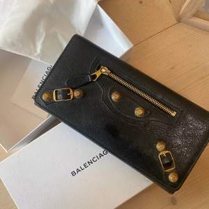 SUÅER snygg i äkta Balenciaga ❣️❣️har box dustbag och kort osv💕