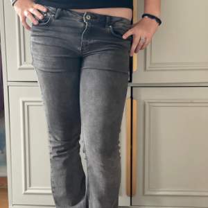 Snygga jeans!☺️köpt nyligen och knappt använda. Midja 40 rakt över, innerbenet 79