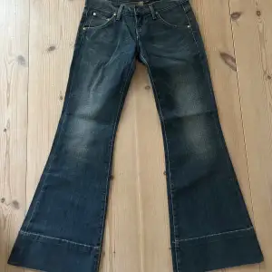 Säljer dessa snygga lågmidjade bootcut jeans från Lee! Säljer då de, tyvärr, var för små för mig. I nyskick!🤍 Använd gärna Köp Nu.🫶🏽