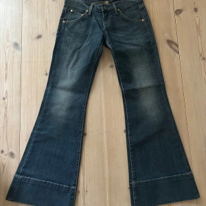 Låg midjade Lee jeans - Så snygga jeans från Lee i fint skick❣️Midjemått 37 cm & innerbenslängd 78 cm. Använd gärna köp nu❤️❤️