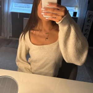 stickad tröja - säljer denna superfina stickade tröjan! har bara använt någon enstaka gång så perfekt skick💞 super snygg och enkel att bara dra på sig när de är lite kallt💞offwhite i färgen!