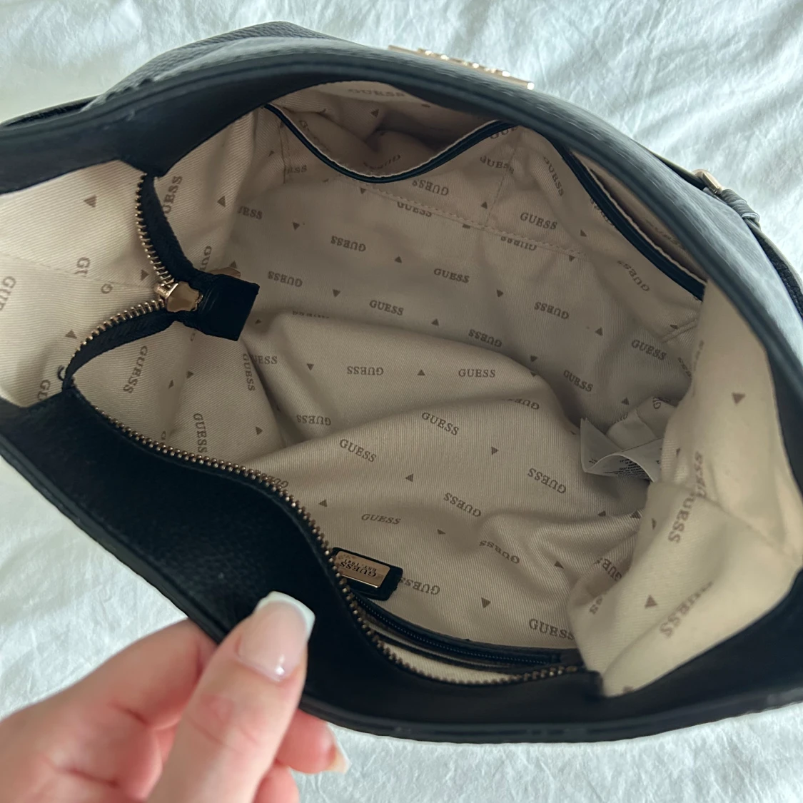 Guess väska svart  - 92