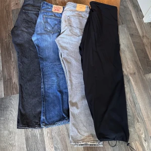 Jeans/byxor - Säljer för de inte kommer till användning längre, jätte bra cond på allt. Från vänster - Mörkgrå Jeans jack&jones ⚫️Blå Jeans Levis ⚫️Ljusgrå Jeans jack&jones ⚫️Svarta parachute pants weekday. Kom DM för storlekar och mått samt ett lämpligt pris 😊