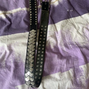 Bälte - As fett bälte som gör outfiten mycket snyggare Används inte längre då de inte är min stil, skriv för mått eller fler bilder Priset är inte fast