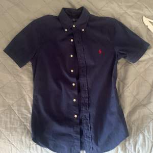 Säljer denna Ralph Lauren skjorta som är prefekt till sommaren. Skick 9/10. Pris 400kr.