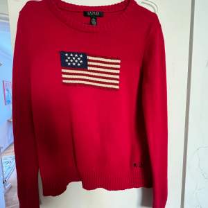 En superfin stickad tröja från Ralph lauren i storlek L men skulle säga att den är mer som en m.💓Nypris ca 3000kr Amerikanska flaggan
