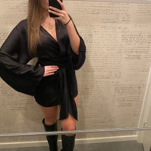 Fest klänning  - Helt ny, svart satin klänning i storlek S. Aldrig använd enbart testad. Från bikbok säljer för Gina Tricot