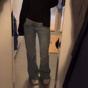 Säljer dessa super fina lågmidjade jeans från hm då de inte kommer till användning längre. Storlek 36 men skulle säga att de passar från 32-36❤️Jag är 160 lång