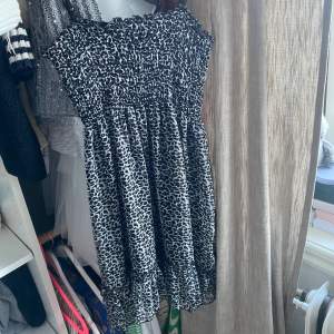 Säljer denna perfekta leopard klänningen! 