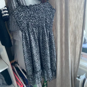 Söt leopard klänning  - Säljer denna perfekta leopard klänningen! 