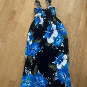 Klänning - Klänning som ger utomlands-vibes. ☀️👙🌴Axelbanden går att vika in eller klippa bort. De är ”ihopskrynklade” men går att stryka dem så att de ”vecklas ut”.🩷 Står ingen storlek, skulle säga att den är onesize.