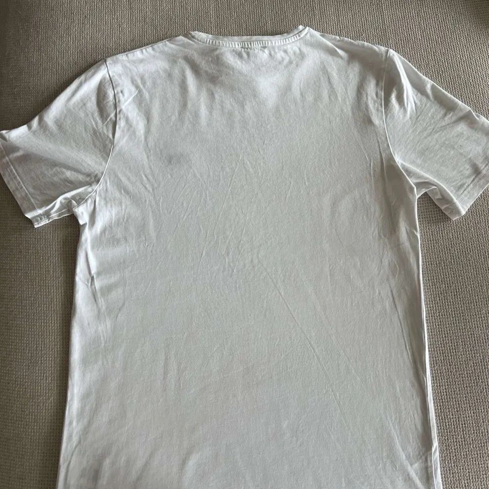 Hugo boss T-shirt i storlek 16, passar dig som har S ungefär, använd väldigt sparsamt och är i bra skick. . T-shirts.