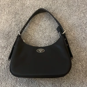Svart väska - svart axelväska i nyskick köptes för 200 säljes för 69