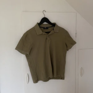 J.linberg piké  - Säljer denna riktigt snygga gröna J.Linberg pikén som är perfekt inför sommaren. Storlek M men sitter som s/xs