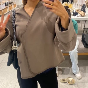 Kofta/jacka - Säljer denna snygga tunn jackan som kan användas som en kofta . I jätte bra skick!