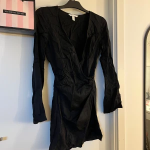Satin klänning - Superfin klänning, skrynklig men går o fixa genom att stryka den!💕