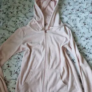 Gullig zip up hoodie från cubus. Köpt för 250kr och säljer för 150kr. Tveka inte på att ställa frågor om priset eller användningen!