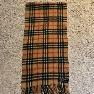 Burberry Halsduk - Burberry halsduk Skick: 8,5/10, inga fläckar  Nypris: 4600:-   100% kashmir  Hmu för frågor